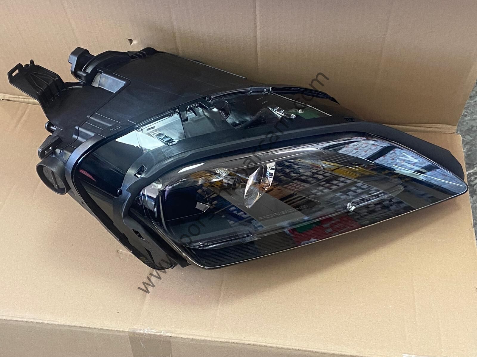 9J1941040AC TAYCAN FAR SAĞ 2024-2025