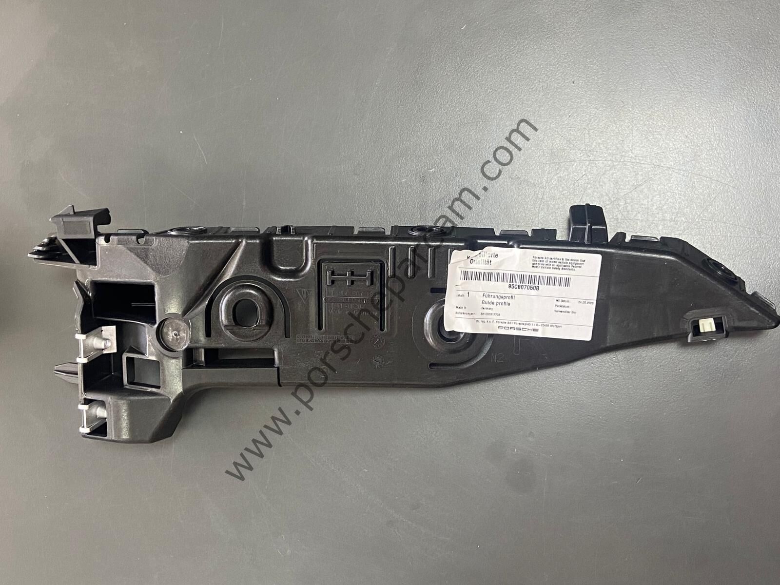 95C807050B MACAN4 ÖN TAMPON YAN TUTUCU BRAKETİ SAĞ