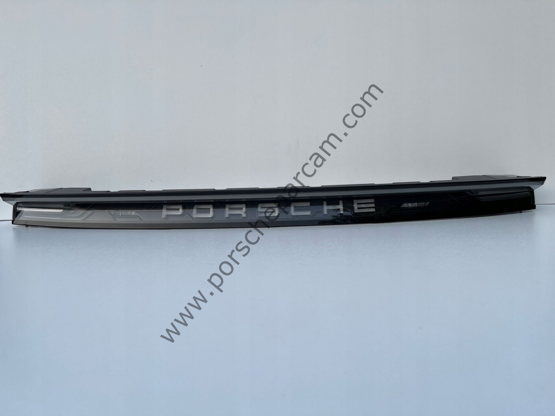 9J1945082B STOP LAMBASI ORTA TAYCAN  2024 >>