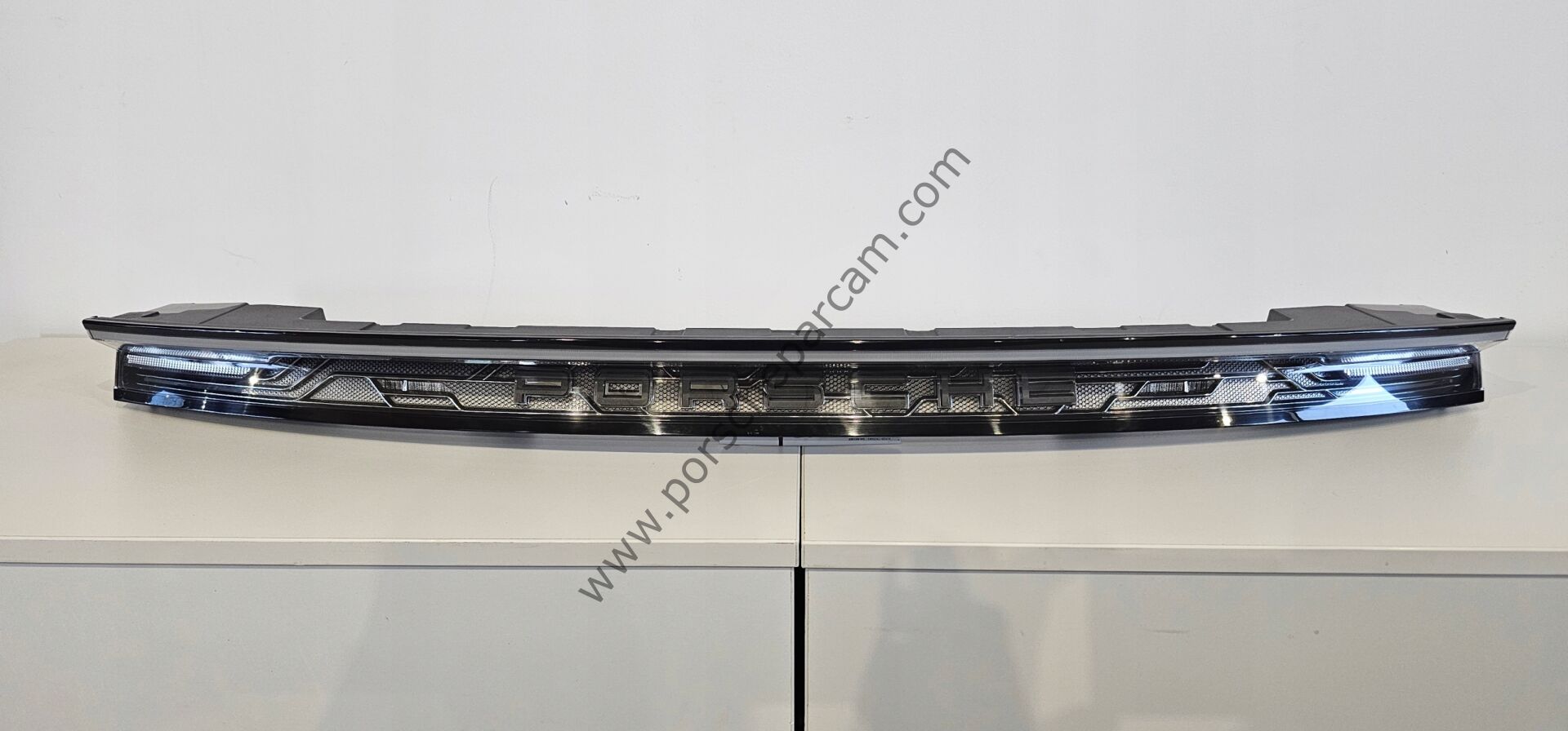 9JA945082F BAGAJ KAPAK STOP LAMBASI TAYCAN TURBO S 2024 >>